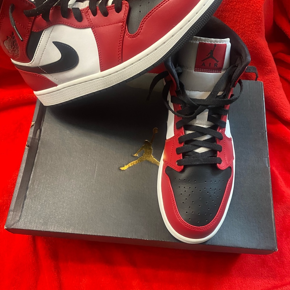 Air Jordan 1 mid Chicago black toe